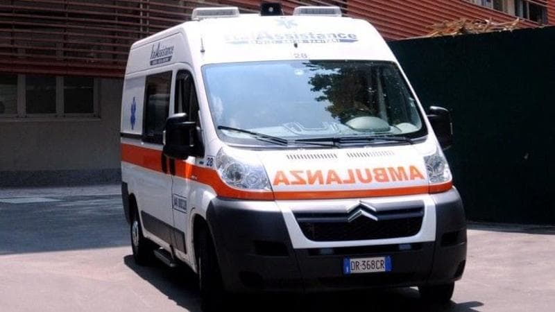 Anteprima: Bambino di sei anni muore schiacciato da un muletto guidato dal padre nel Bellunese