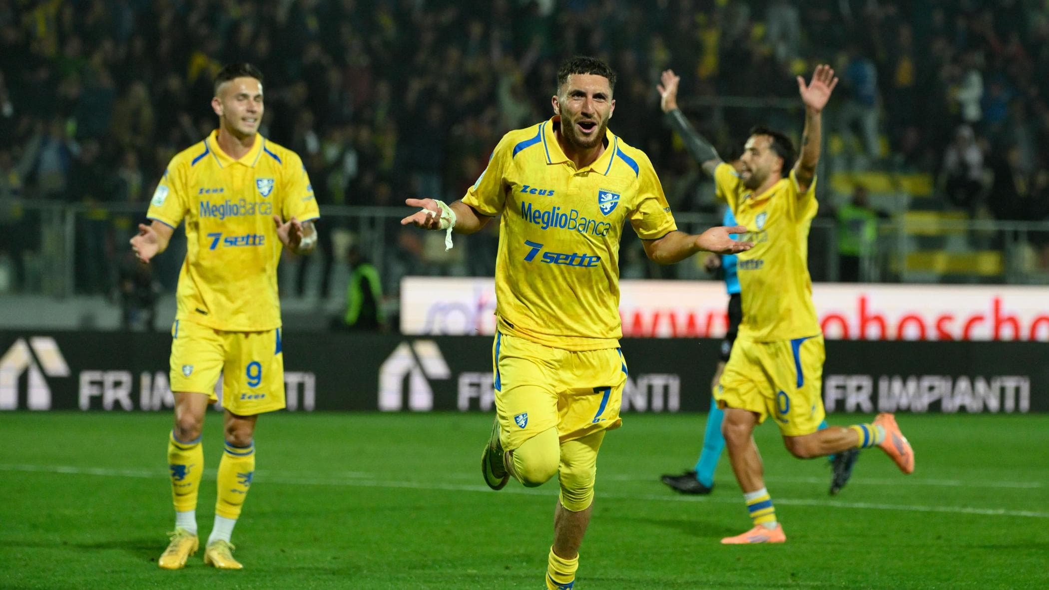 Il Frosinone torna in A, Monza ai play off. Spareggio per non retrocedere tra Sudtirol e Bari