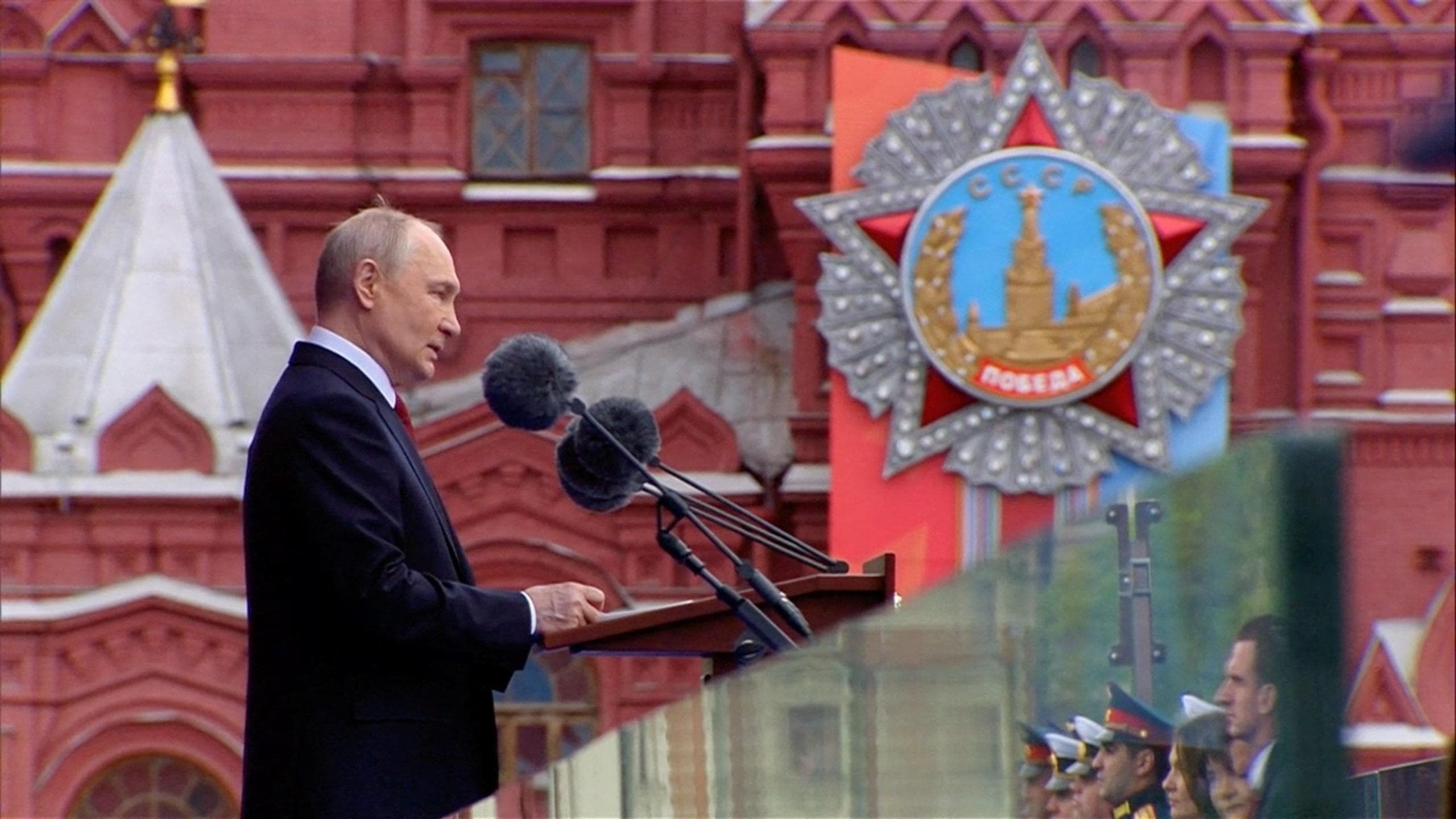 La mini parata di Putin senza tank e missili, in una Piazza Rossa cupa