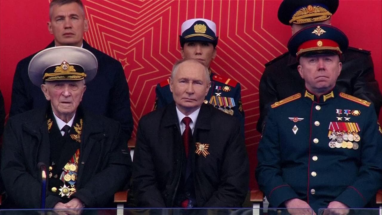 Mosca, niente carri alla parata della Vittoria: Putin guarda il video di propaganda militare sui maxi schermi