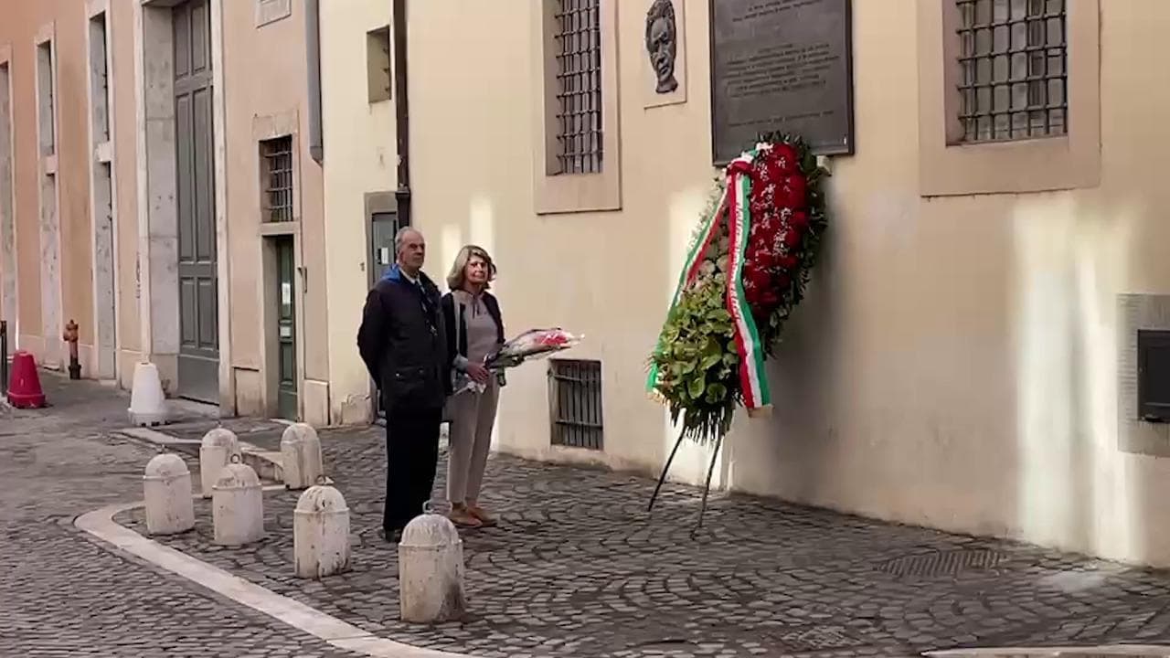 L'omaggio di Mattarella ad Aldo Moro: deposta una corona di fiori in via Caetani