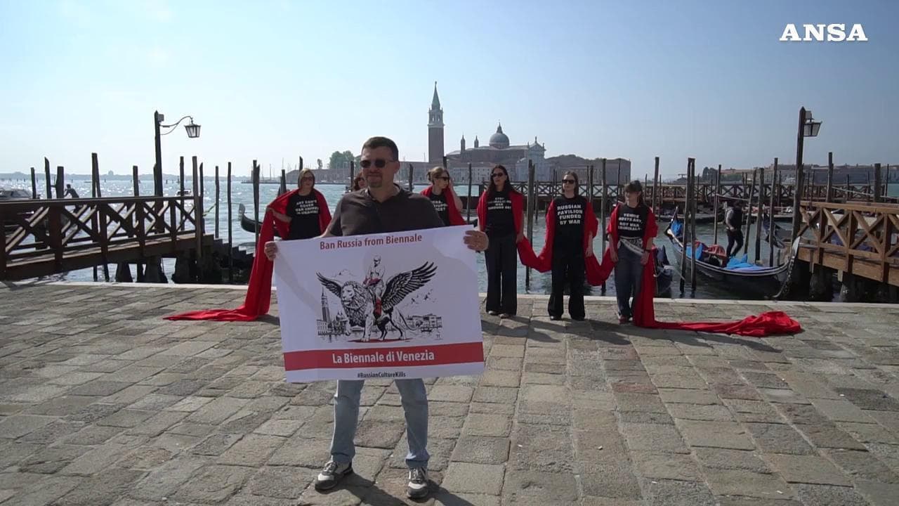 La "Biennale del dissenso", la protesta contro la presenza della Russia a Venezia