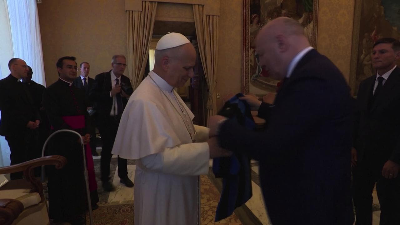 La maglia n. 10 con la scritta Leone XIV: l'Inter campione d'Italia in udienza dal Papa