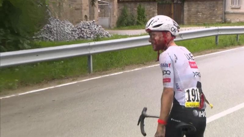 Grave incidente al Giro: a 22 km dal traguardo coinvolti 30 ciclisti, corsa sospesa.1