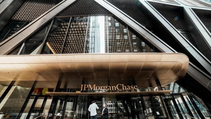 FILE PHOTO: People arrive to the JPMorgan Chase & Co., headquarters in New York City, U.S., April 1, 2026. REUTERS/Eduardo Munoz/File Photo