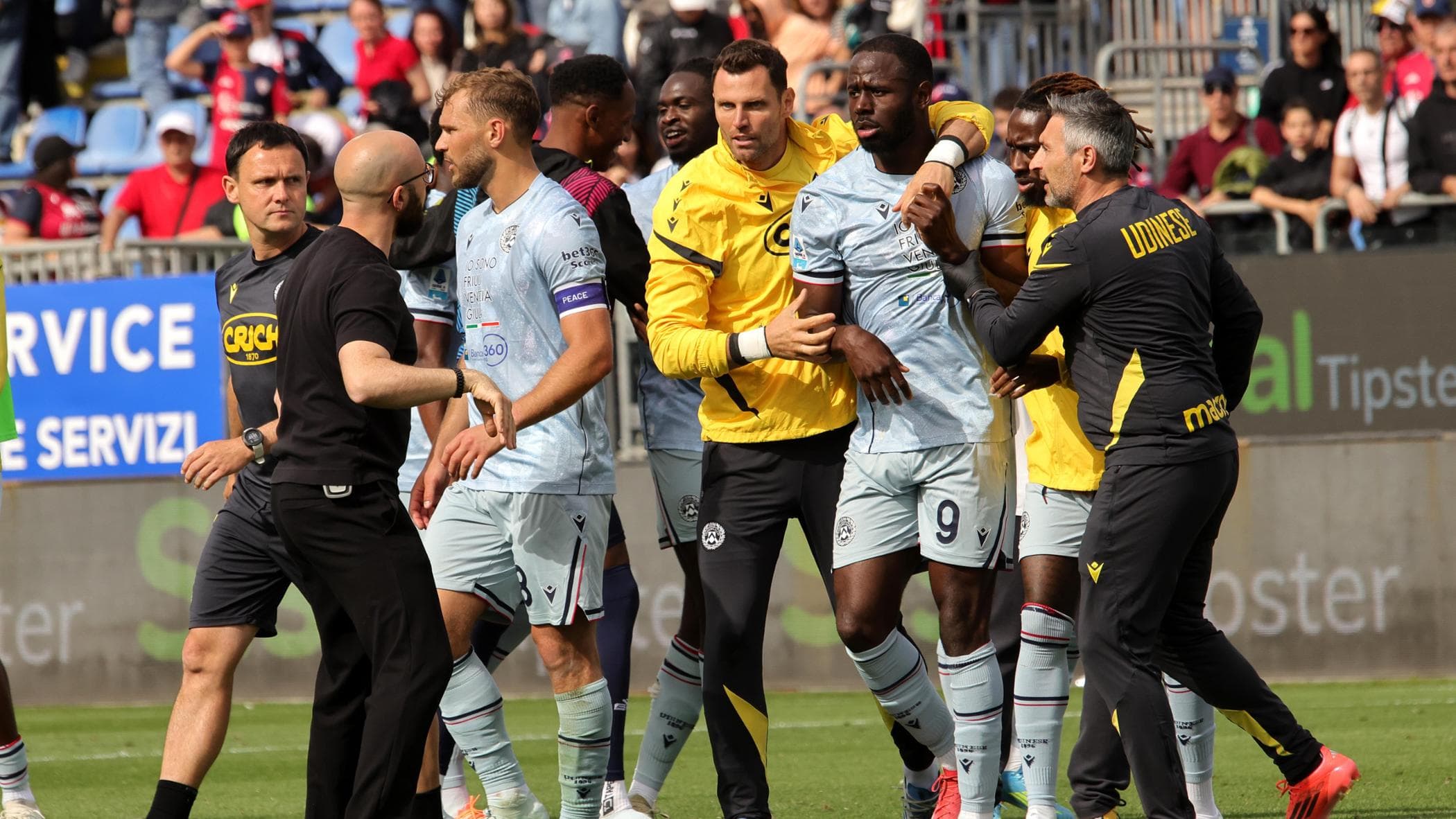 Davis, “Rakibin ırkçı hakaretleri” ile suçluyor. Zaniolo: “Utanç”. Cagliari-Udinese'de gerginlik