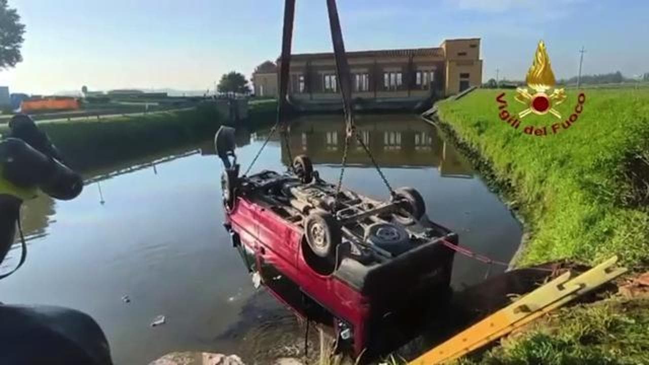 Chioggia, minivan finisce in un canale: morti il conducente e due giovani braccianti