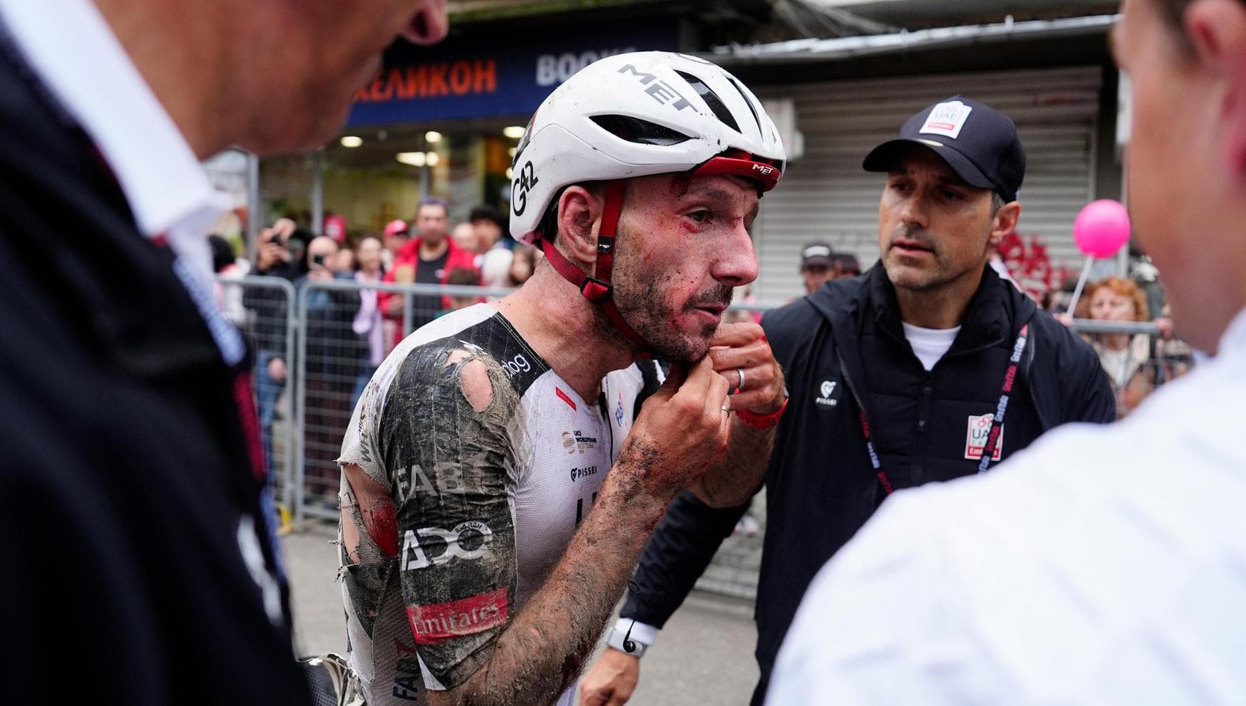 La prima volta dell’Uruguay al Giro, ma si cade ancora: “Strade fangose, non si sta in piedi”
