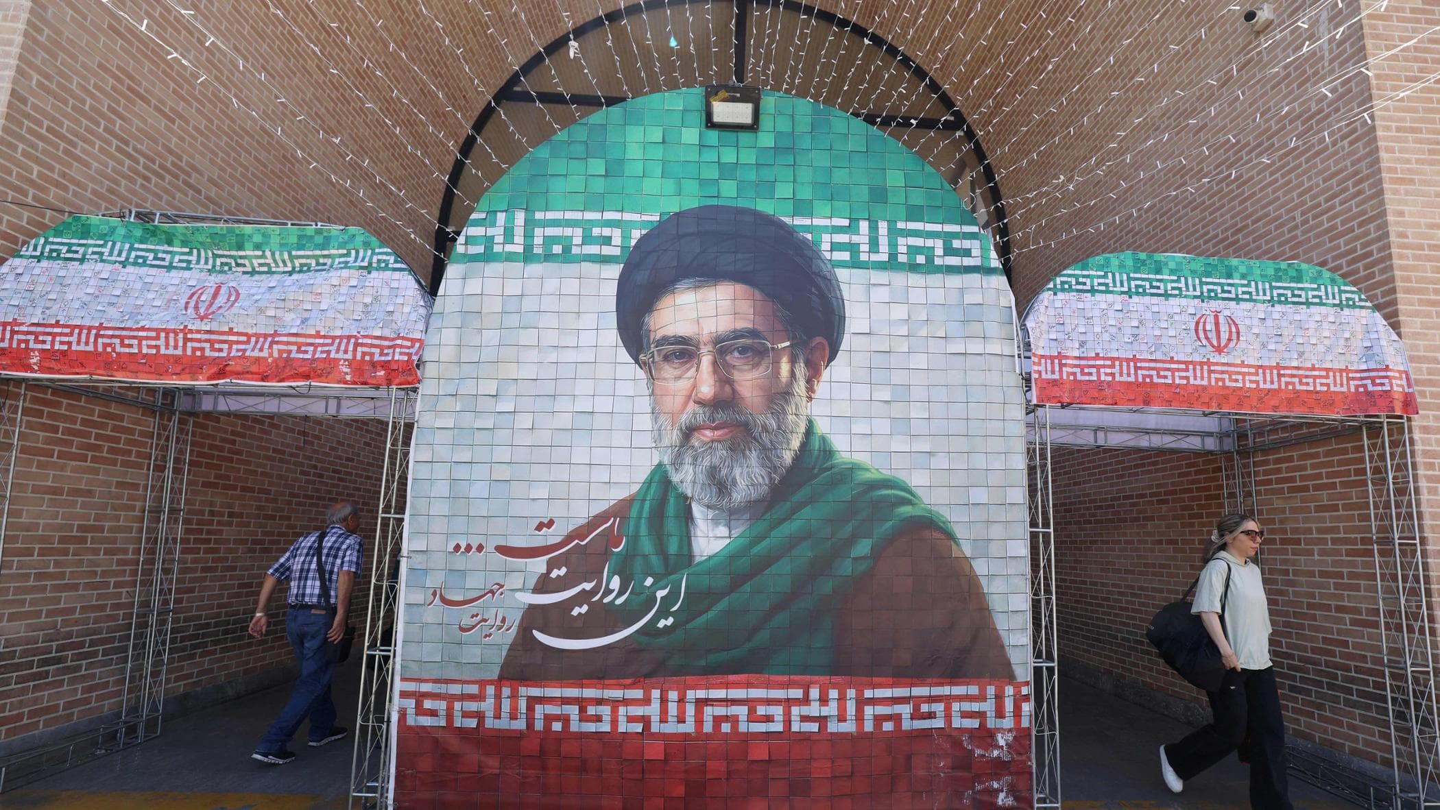 Il ritorno di Khamenei: “Lesioni a rotula e schiena”. Ma decide lui la strategia