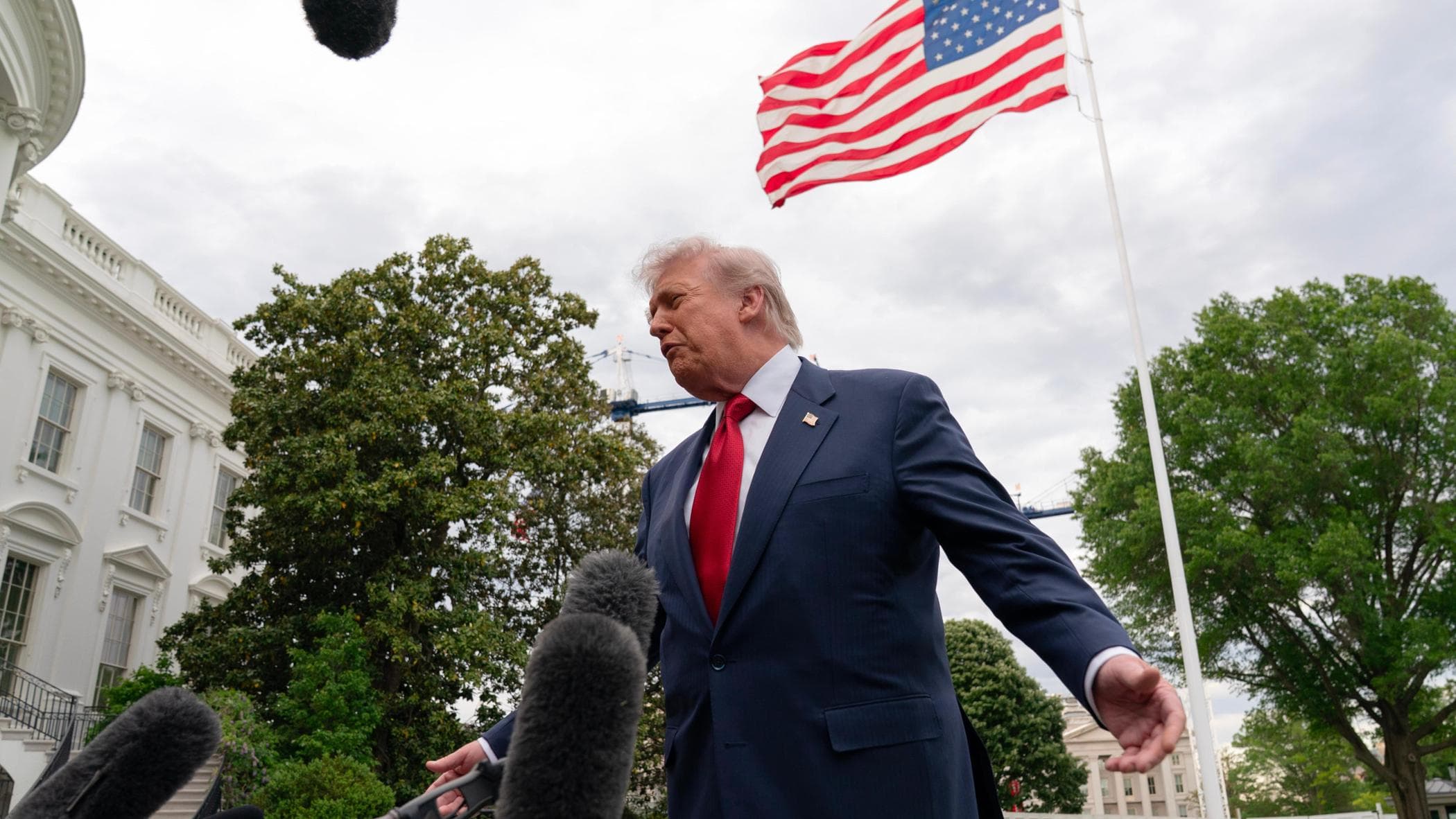 Trump contro il governo: “L’Italia non ci ha aiutato. Ritiro truppe? Vediamo”