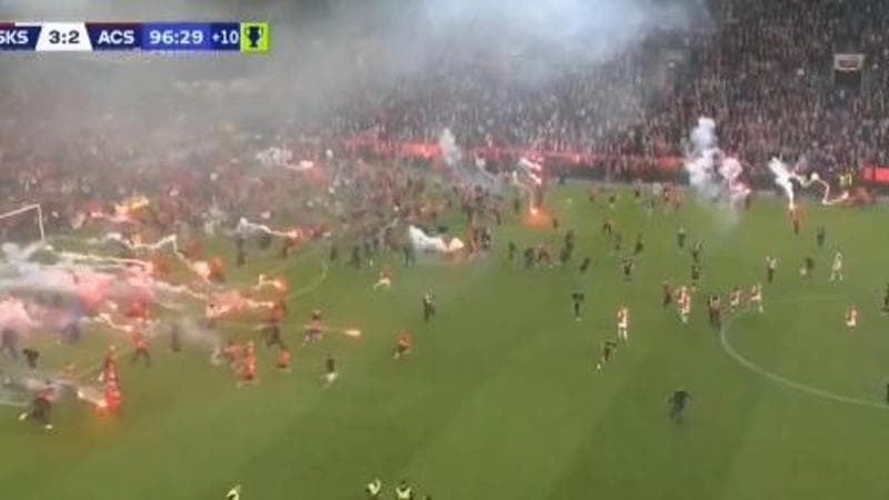 Slavia Praga, titolo a rischio per colpa dei tifosi: l’invasione, i fumogeni, cosa è successo