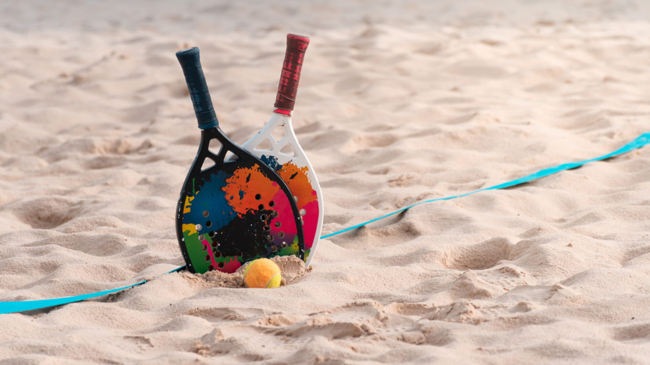 Racchettoni in spiaggia, la Cassazione: sì al risarcimento se si feriscono i bagnanti con la pallina