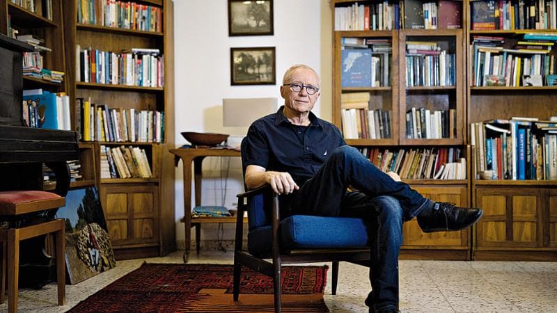 David Grossman nella sua casa di Mevaseret Zion sulle colline di Gerusalemme
