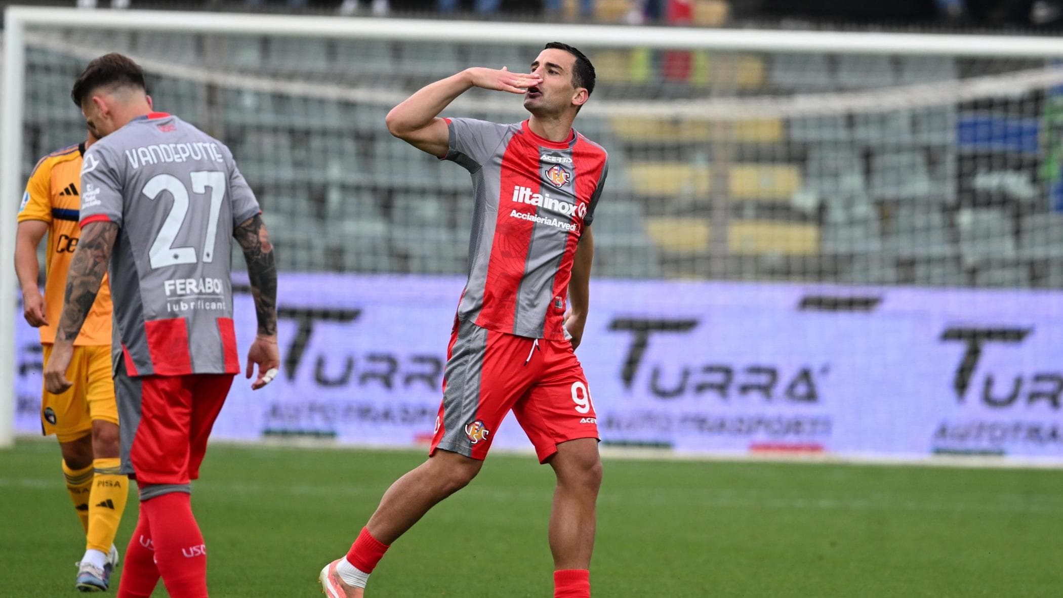 La Cremonese vince e spera, 3-0 al Pisa. Giampaolo a -1 dal Lecce