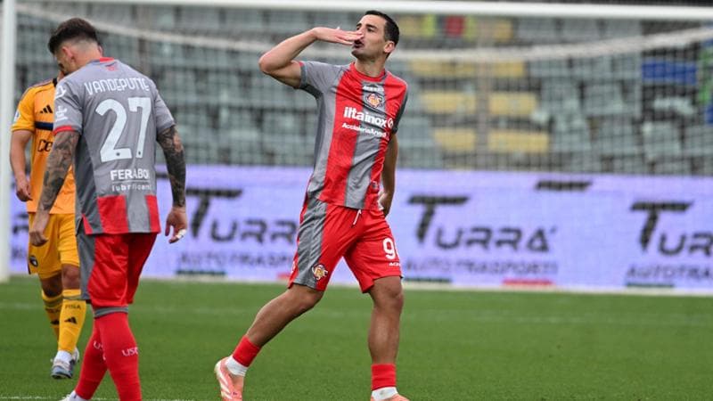 Bonazzoli esulta dopo il gol