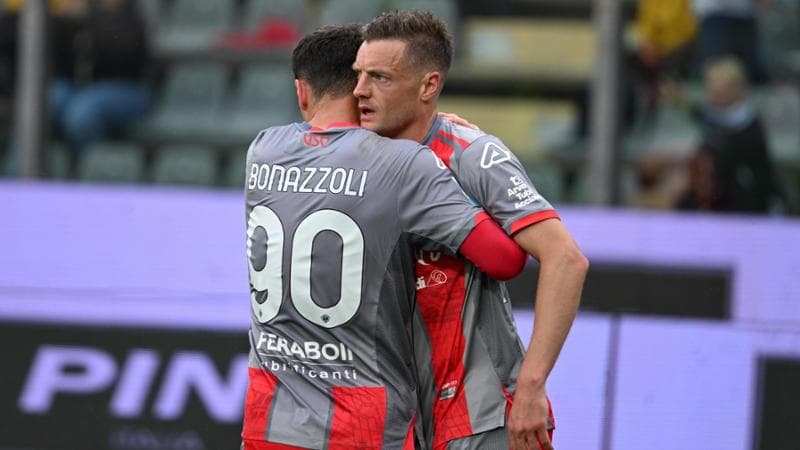 Vardy abbracciato da Bonazzoli dopo il gol