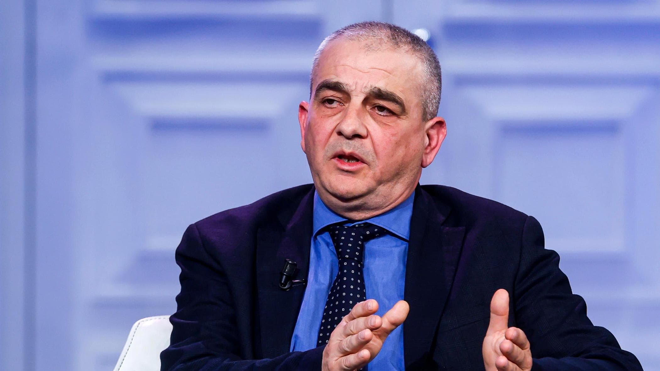 Staff licenziato, Giuli su Merlino: “O resta lui o io”. L’ira di Meloni e Fazzolari