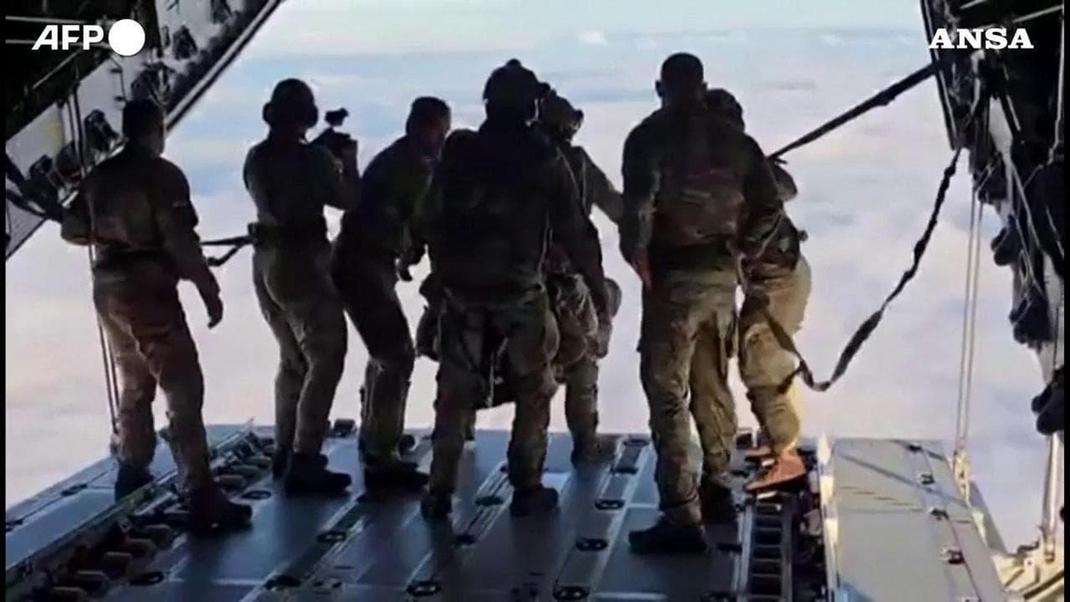 Hantavirus, la missione dei parà britannici nella remota isola per salvare un connazionale