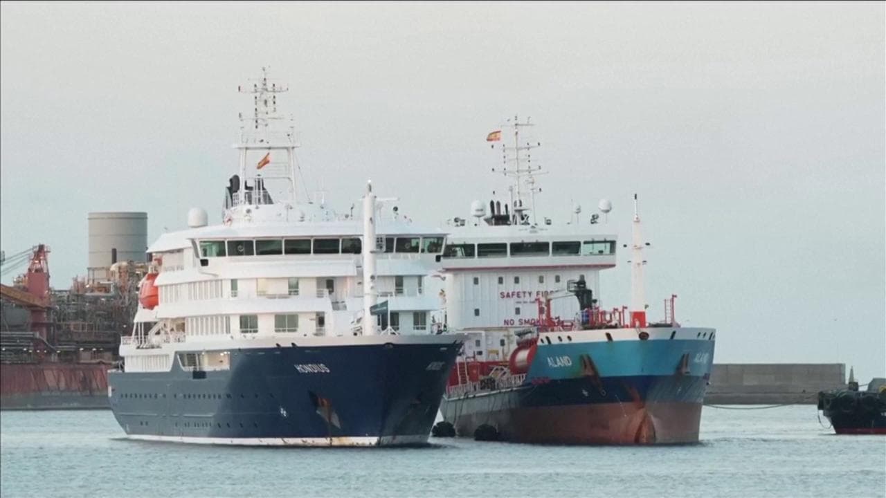 Tenerife, la nave Hondius fa rifornimento prima della discesa degli ultimi passeggeri