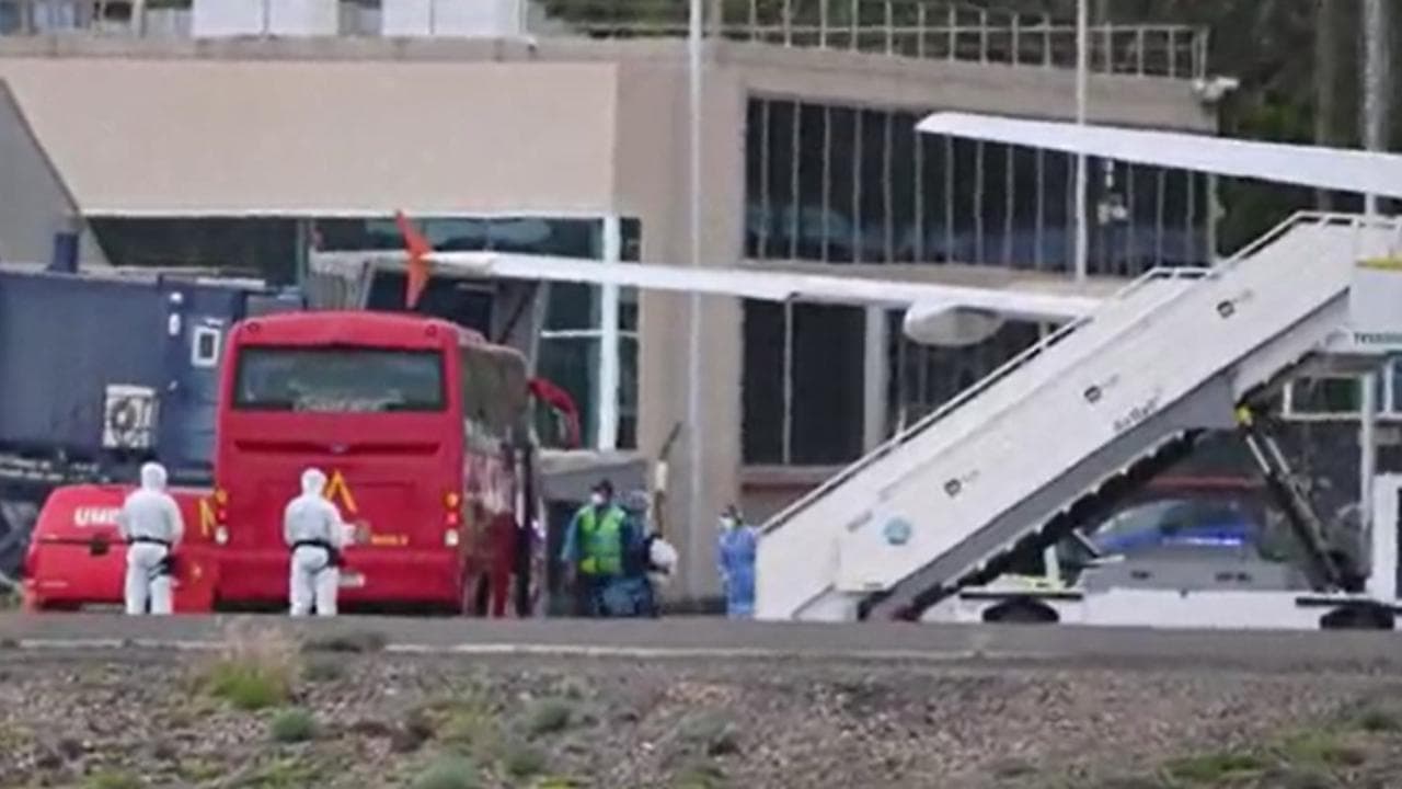 Tenerife, i passeggeri della nave  Hondius scortati dalle autorità salgono sui jet per il rimpatrio