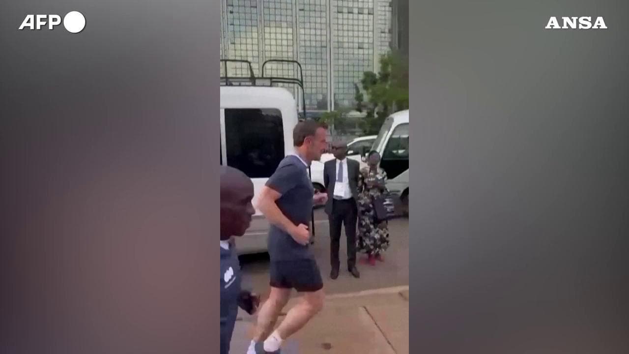 Kenya, Macron fa jogging per le strade di Nairobi insieme al campione olimpico Kipchoge