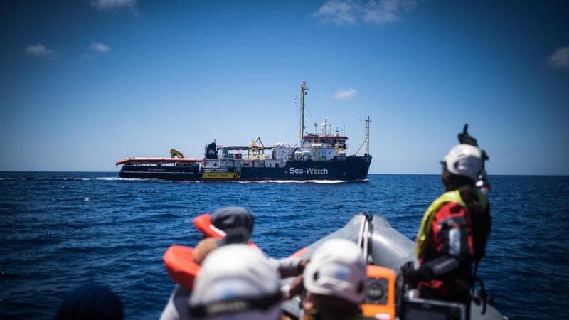 Raffiche di mitra dei libici contro SeaWatch5 dopo un salvataggio. L’ong: “Ci hanno sparato addosso”