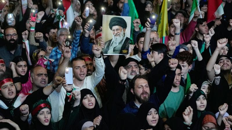 Teheran (Iran), 4 maggio: in piazza con l'immagine di Ali Khamenei