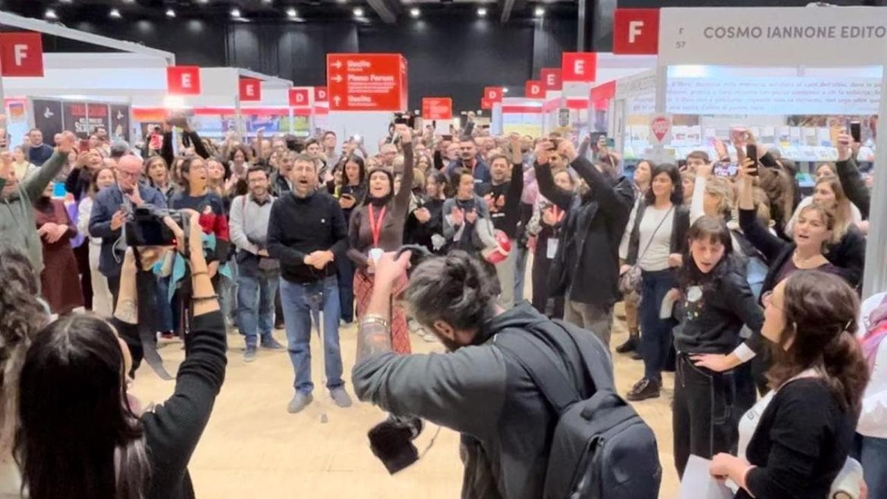 Gli editori cantano “Bella ciao” davanti allo stand delle polemiche | Salvini: “Censura dei soliti comunisti” | Videoracconto