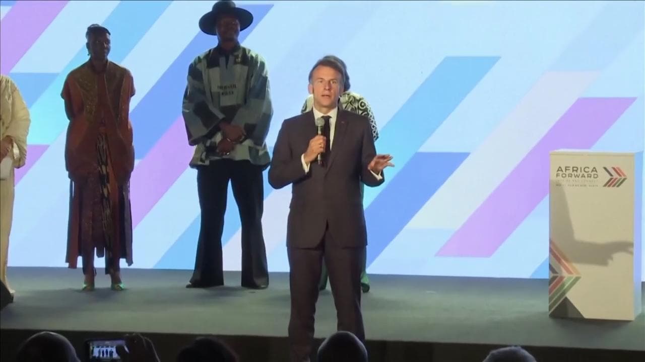 Kenya, Macron rimprovera i giovani all'incontro: "Fate troppo rumore, se non interessati andatevene"