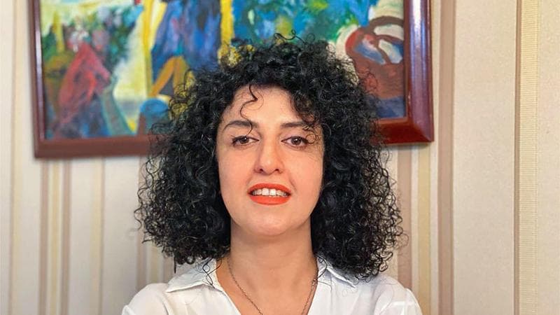 Anteprima: L’infarto e le violenze, la Nobel iraniana Mohammadi non cede: “Sopravvive per i figli”