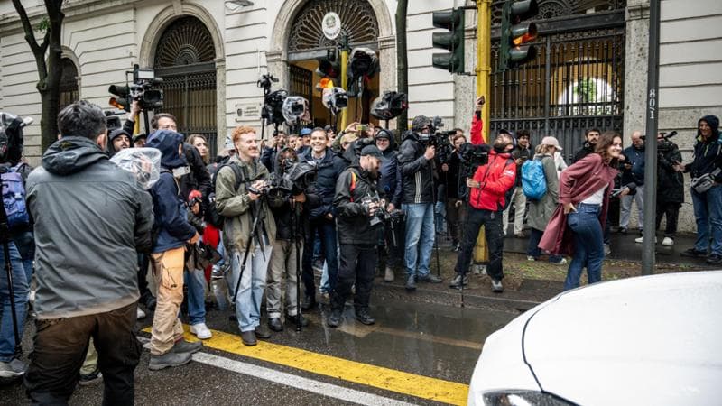 Milano, 5 maggio: in attesa delle gemelle Cappa davanti alla caserma dei Carabinieri