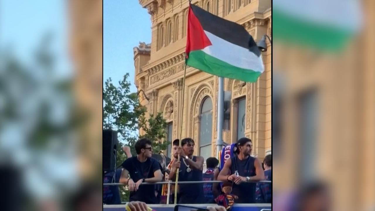 Barcellona: alla festa per il trionfo nella Liga Yamal sventola la bandiera palestinese