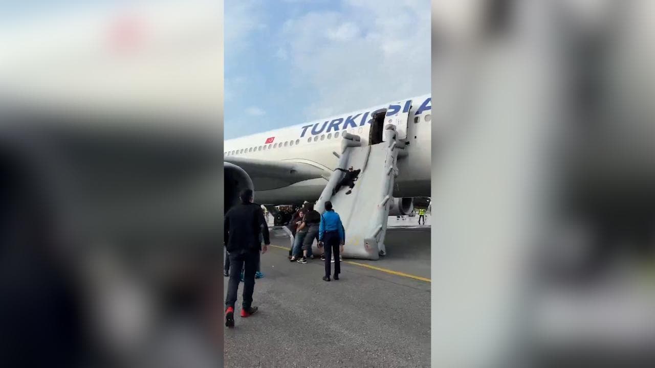 Nepal, aereo prende fuoco durante l'atterraggio: passeggeri evacuati con gli scivoli