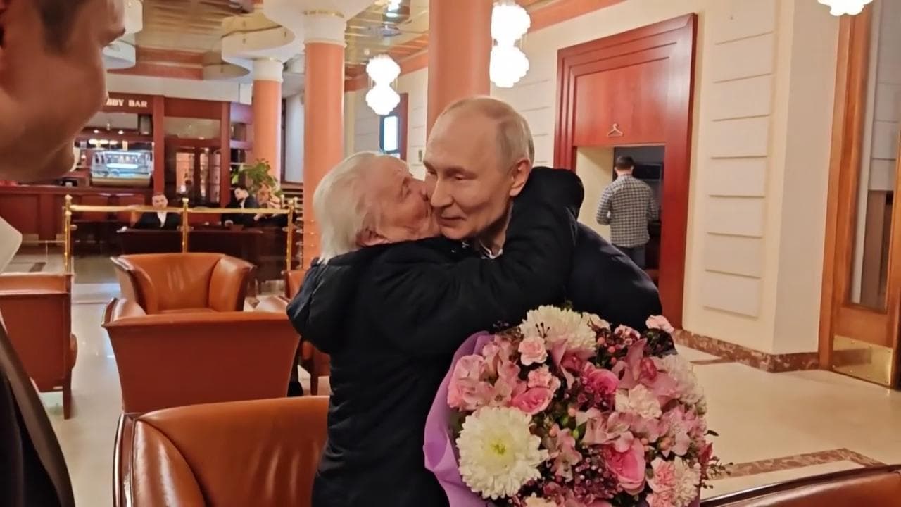 Putin e l'operazione simpatia: lo zar in jeans abbraccia l'anziana prof e parla con un turista russo
