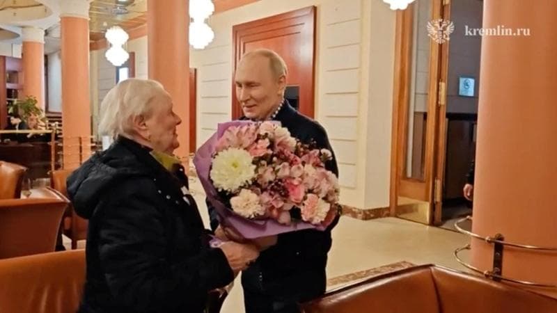 Anteprima: Putin incontra l’ex prof: operazione simpatia dopo il calo nei sondaggi