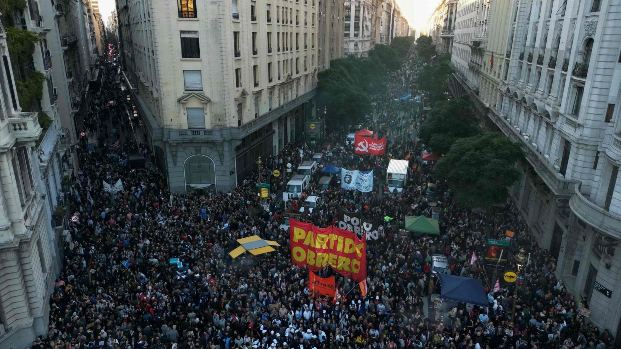 Argentina, migliaia in piazza per difendere le università pubbliche