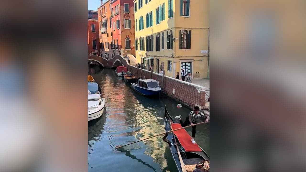 Venezia, i ragazzini giocano a palla a bordo canale: il colpo di tacco da fenomeno del gondoliere