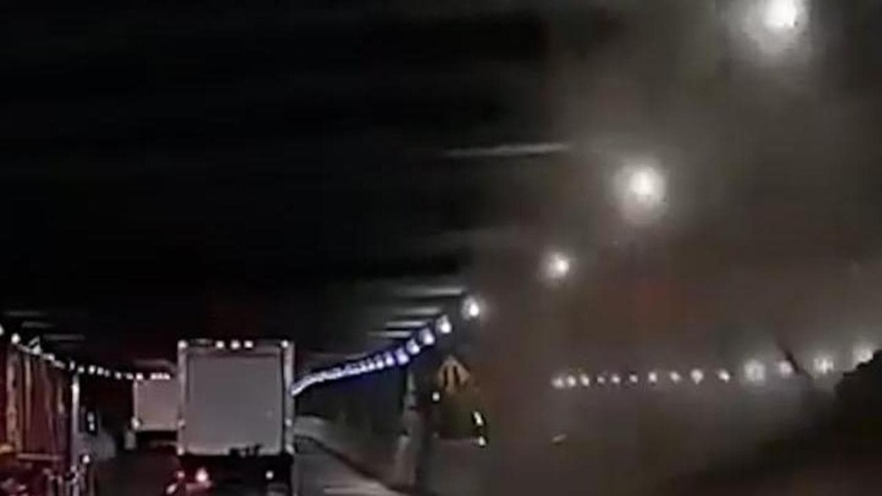 New York, cede parte del soffitto di una galleria: i detriti colpiscono un'auto in corsa