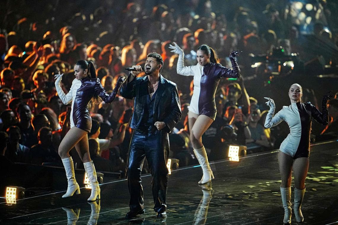 Noam Bettan mentre interpreta sul palco dell'Eurovision il brano "Michelle"