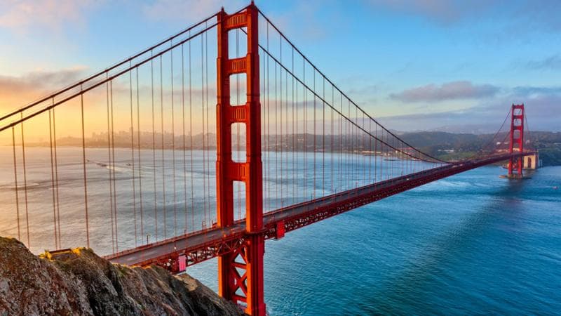 Il Golden Gate Bridge e la baia di San Francisco all'alba (Getty)