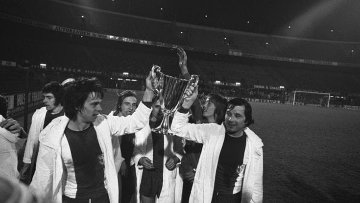 Sparwasser solleva il trofeo dopo la vittoria della finale di Coppa delle Coppe contro il Milan, 8 maggio 1974. Fotografo: Bert Verhoeff for Anefo. Fonte