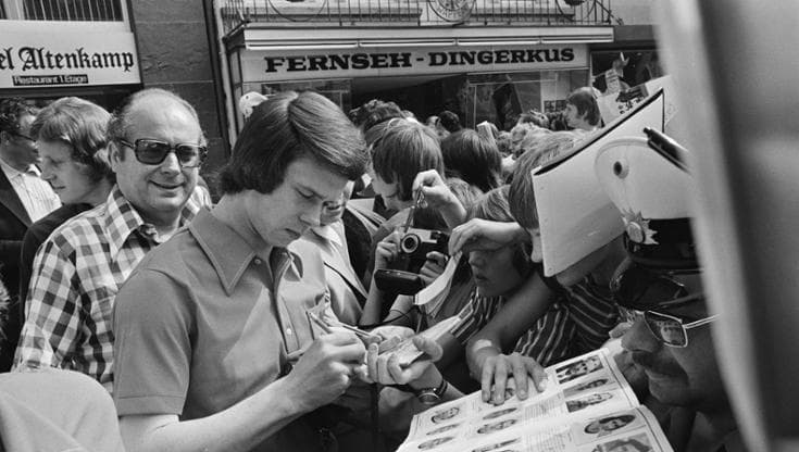 Jurgen Sparwasser firma autografi presso l'hotel di Ratingen durante i mondiali organizzati dalla Germania Ovest, 27 giugno 1974. Fotografo: Bert Verhoeff per Anefo. Fonte.