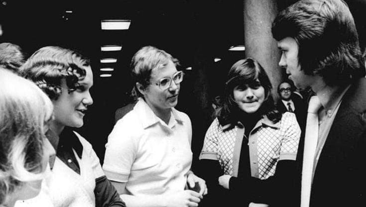 Jürgen Sparwasser, nel novembre 1974, a una cerimonia di conferimento di titoli onorifici quali “maestro dello sport” nella sala delle cerimonie della Casa dei Ministeri, a Berlino. Insieme al giocatore, le nuotatrici tedesco-orientali Anne-Katrin Schott, Ulrike Tauber, Anne-Kathrin Leucht, Cornelia Dörr. Fotografo: Rainer Mittelstädt. Fonte.