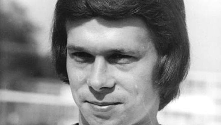 Ritratto di Sparwasser con la maglia della nazionale, 1975. Fotografo: Rainer Mittelstädt. Fonte.
