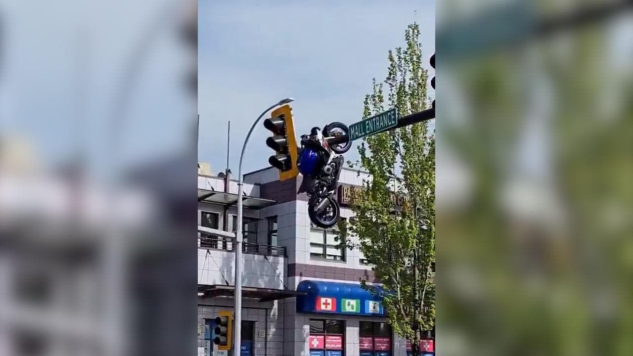 Canada, prima lo schianto poi la moto resta incastrata a sei metri d'altezza su un semaforo