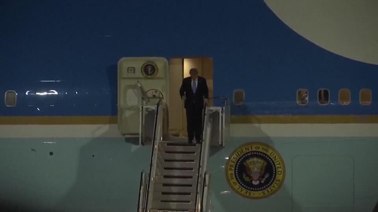 Trump in Cina, il saluto dall'Air Force One. Poi verso l'hotel con il convoglio presidenziale