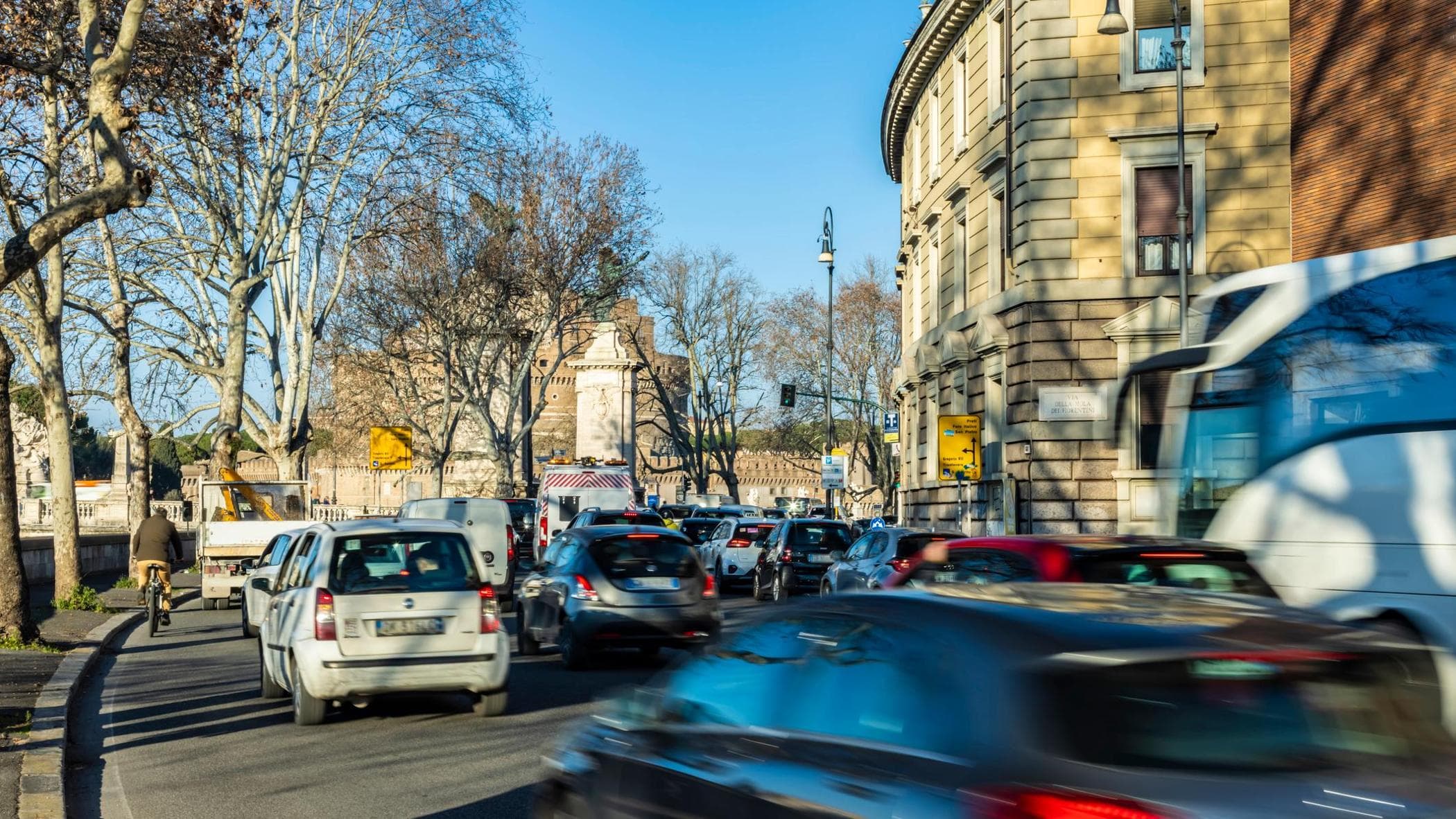 Roma'da trafik sıkışıklığı daha kötü düzeyde, ancak yavaş ve sürekli trafik nedeniyle daha az atık var