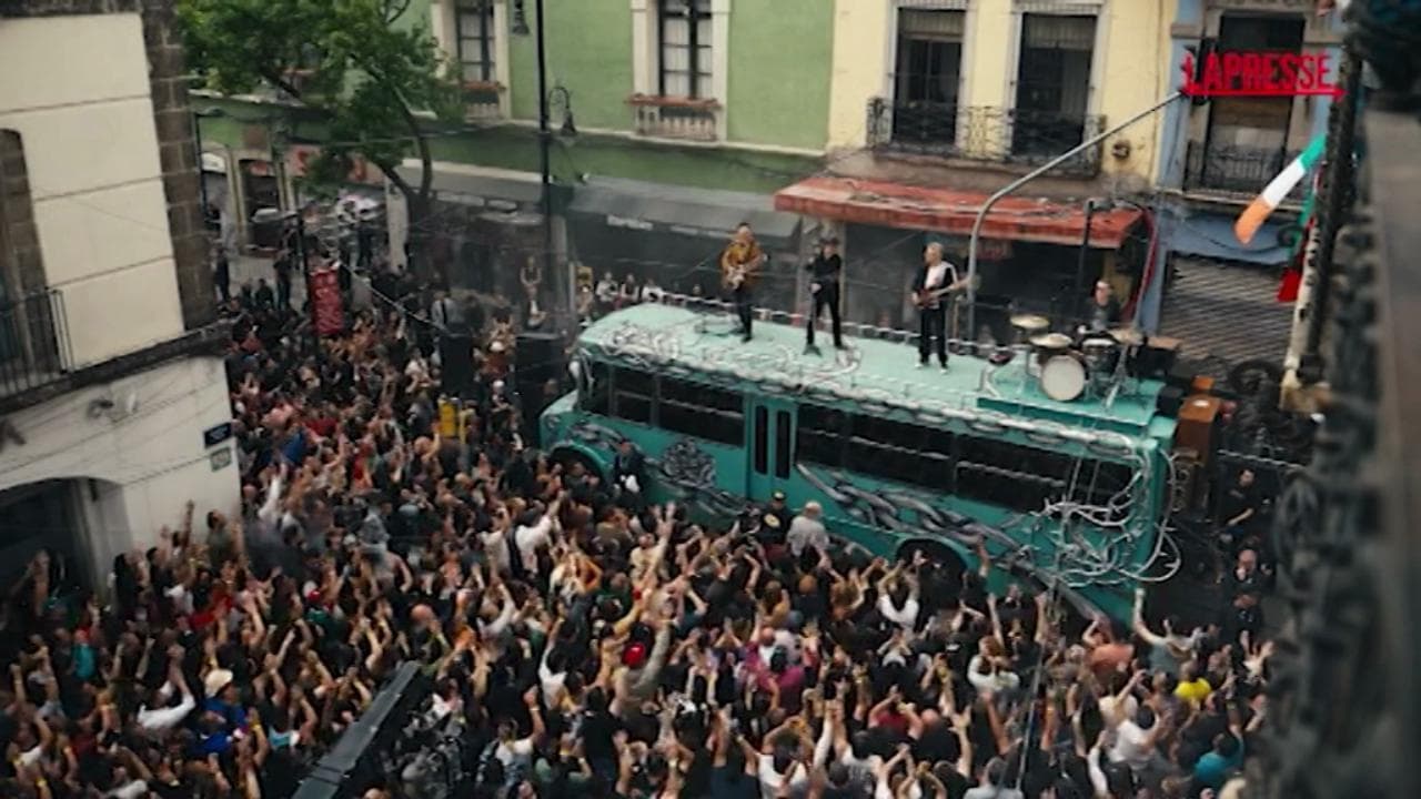 U2, miniconcerto sul tetto di uno scuolabus a Città del Messico per il video del nuovo singolo