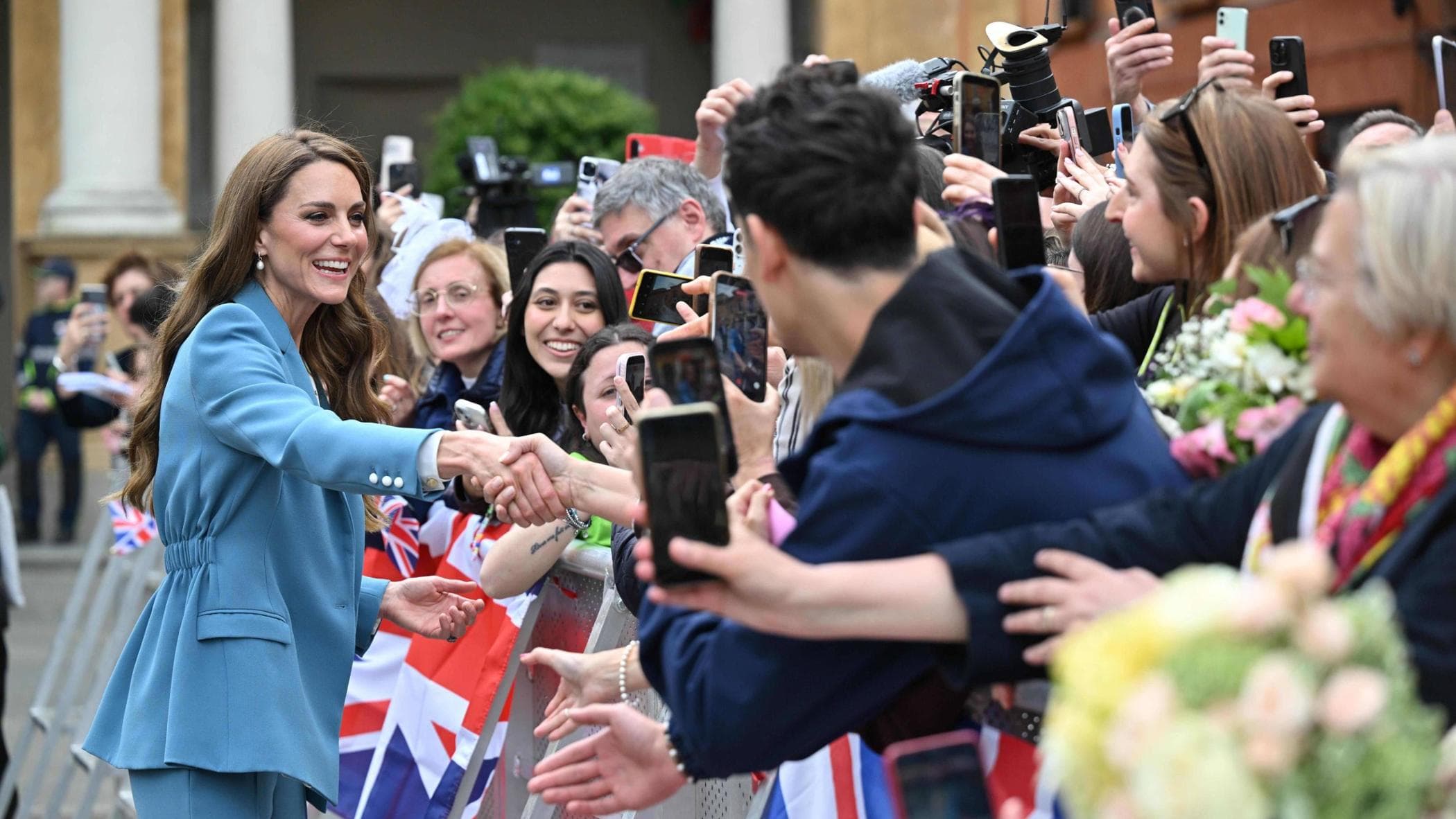 Selfie, abbracci e sorrisi: la principessa conquista Reggio Emilia la rossa