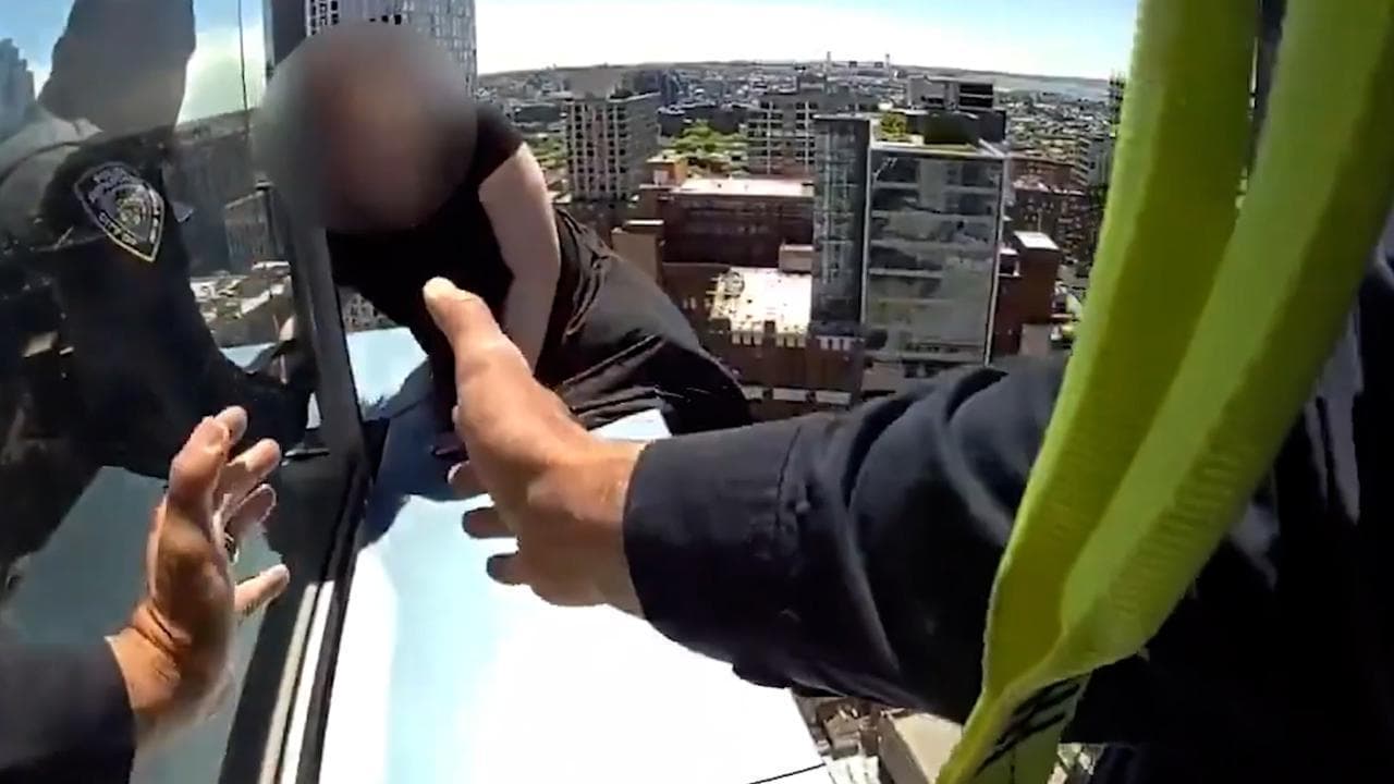 New York, donna in bilico sul cornicione: il salvataggio ripreso dalla body-cam degli agenti